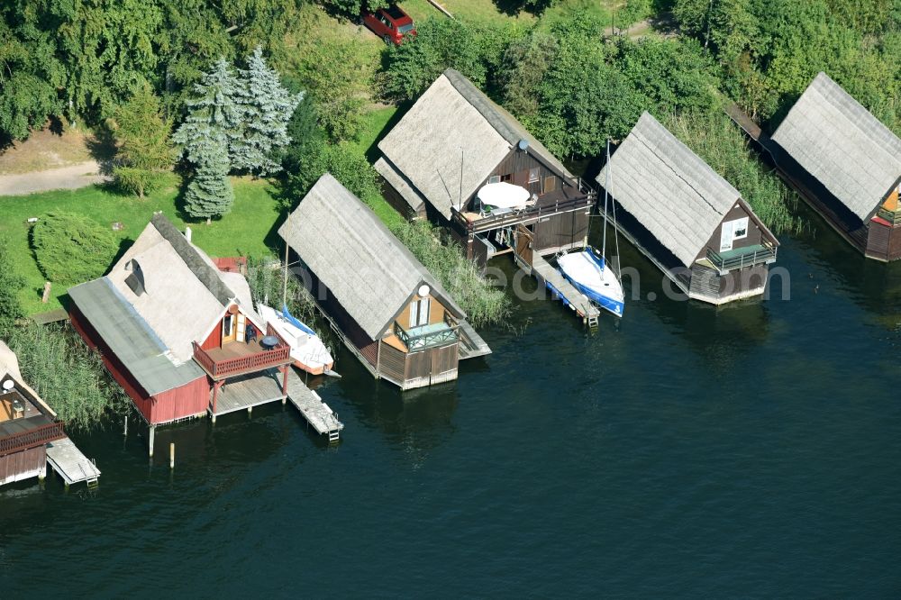 Malchow from the bird's eye view: Boat House ranks with the recreational marine jetties and boat mooring area on the banks Petersdorfer See in Malchow in the state Mecklenburg - Western Pomerania