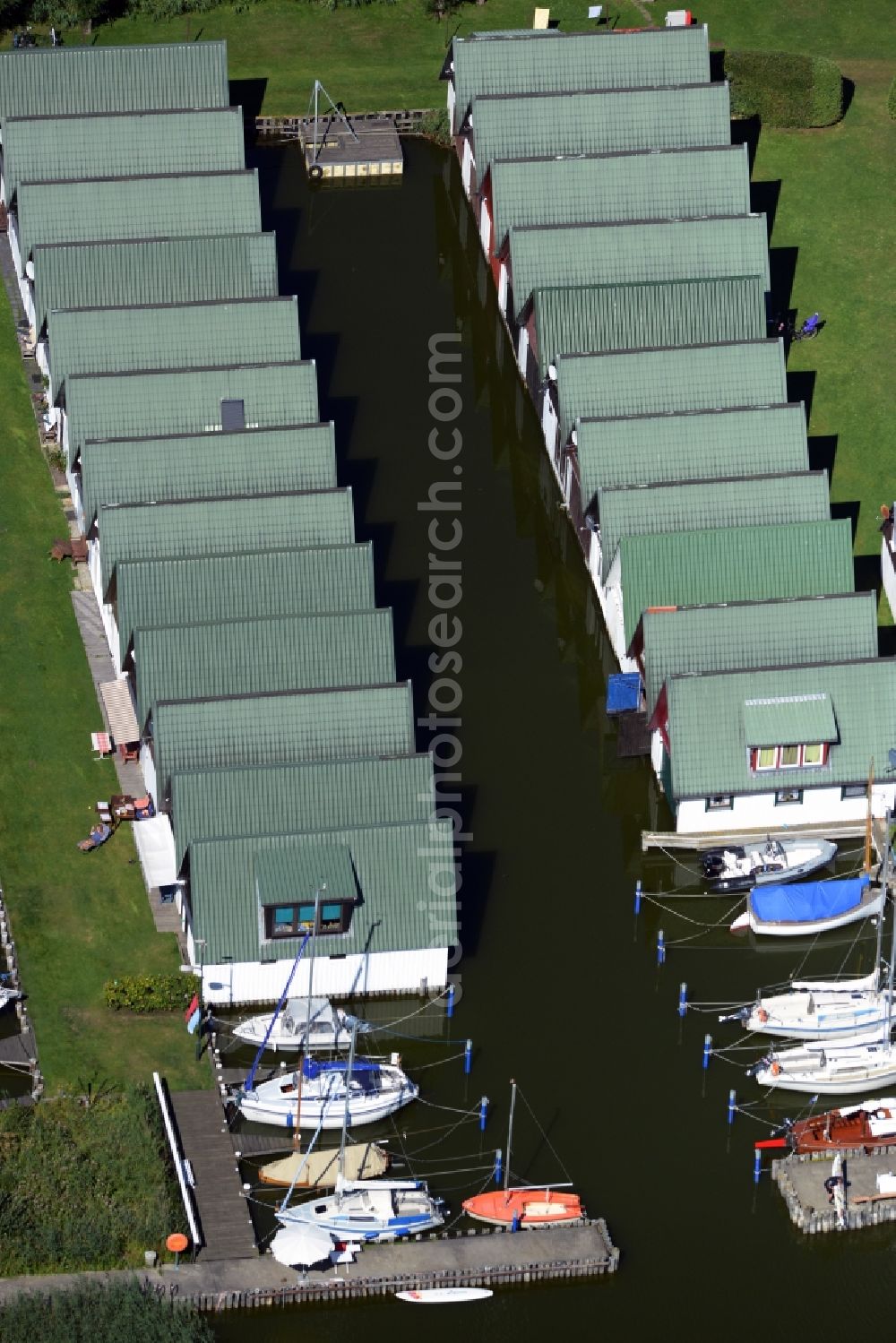 Aerial photograph Ahrenshoop - Boat House ranks with the recreational marine jetties and boat mooring area on the banks of see Saaler Bodden in Ahrenshoop in the state Mecklenburg - Western Pomerania