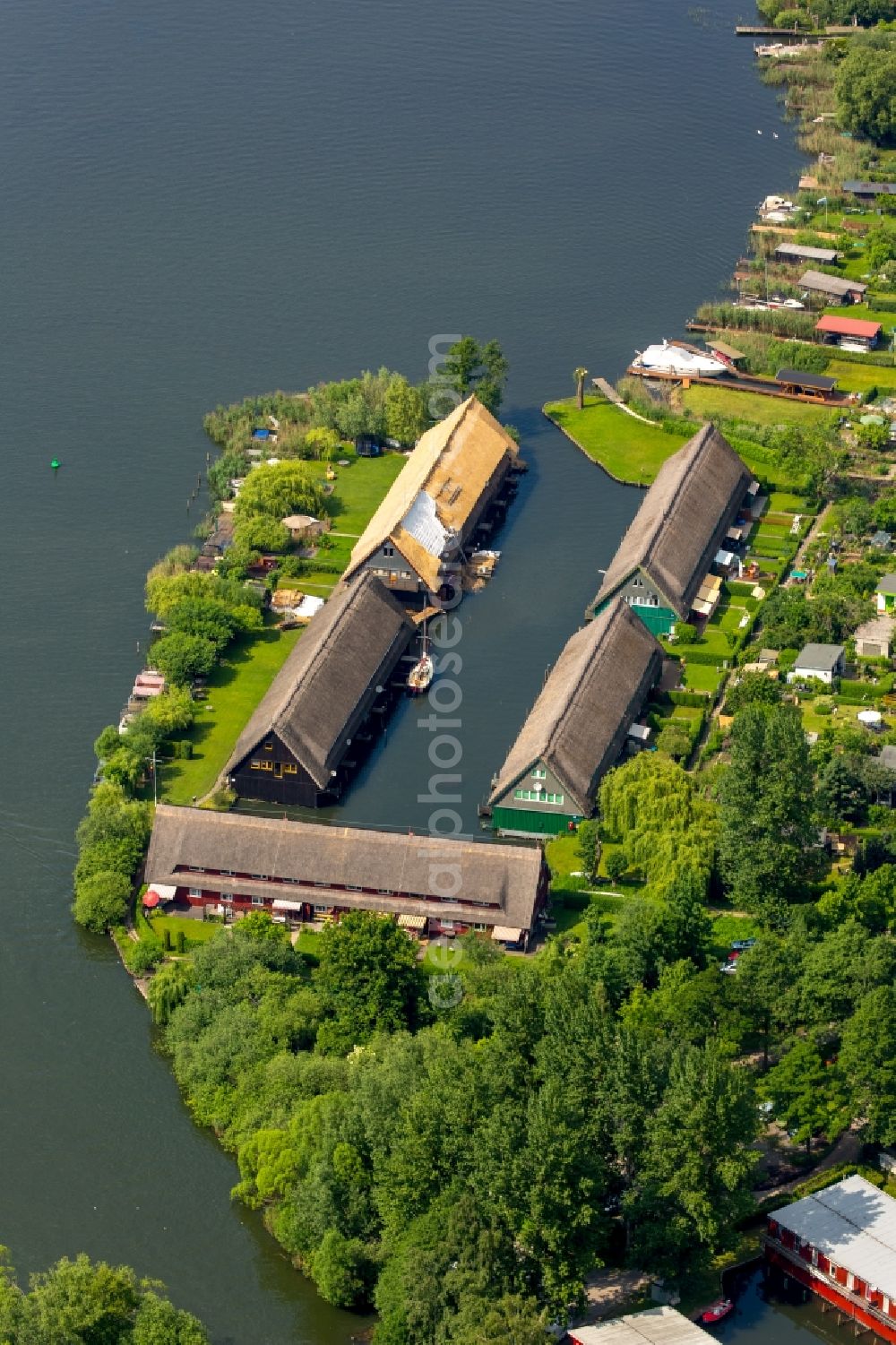 Schwerin from the bird's eye view: Boat House ranks with the recreational marine jetties and boat mooring area on the banks des Schweriner Innensee - Heidensee in Schwerin in the state Mecklenburg - Western Pomerania