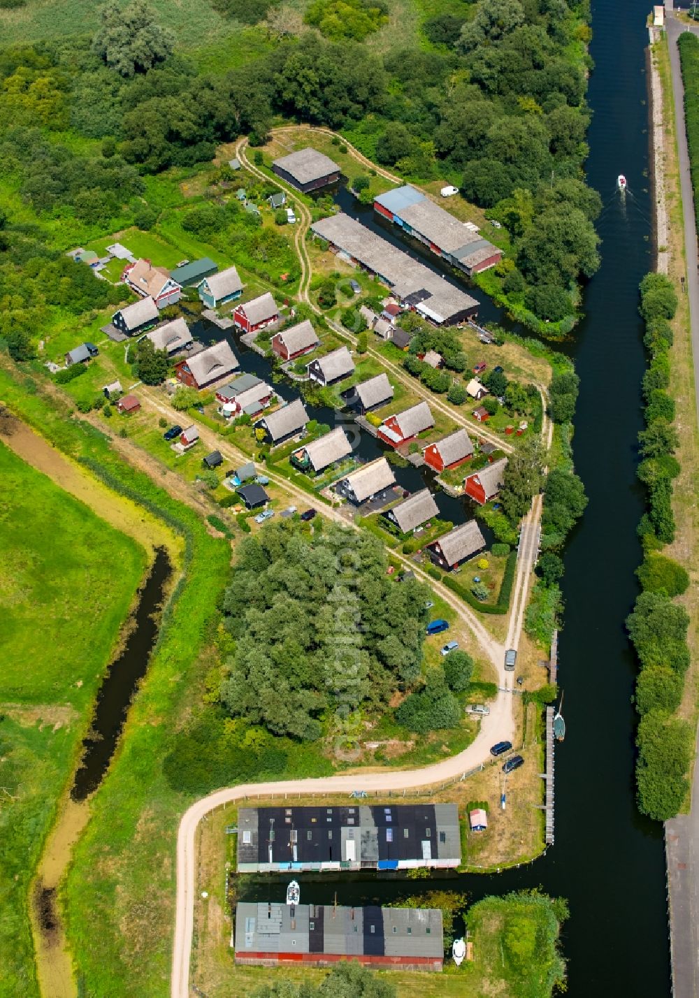 Malchin from the bird's eye view: Boat Houses with gardens on the banks of the Peene - sewer in Malchin in the state Mecklenburg - Western Pomerania