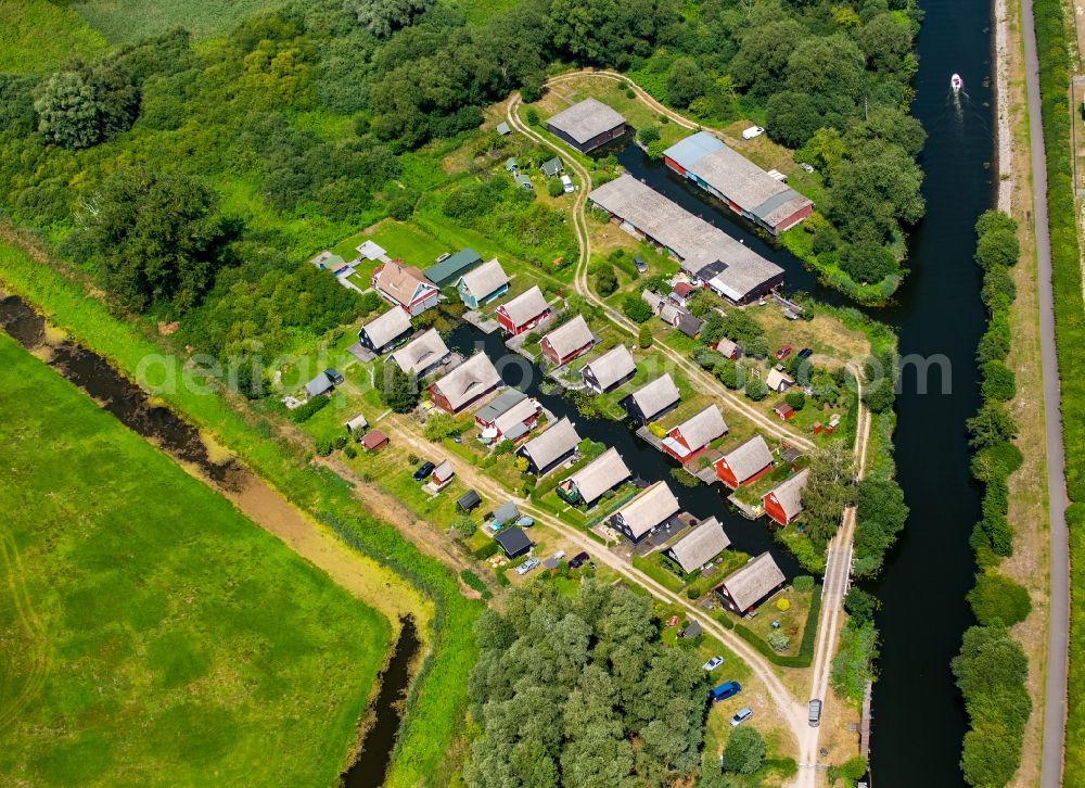 Aerial photograph Malchin - Boat Houses with gardens on the banks of the Peene - sewer in Malchin in the state Mecklenburg - Western Pomerania