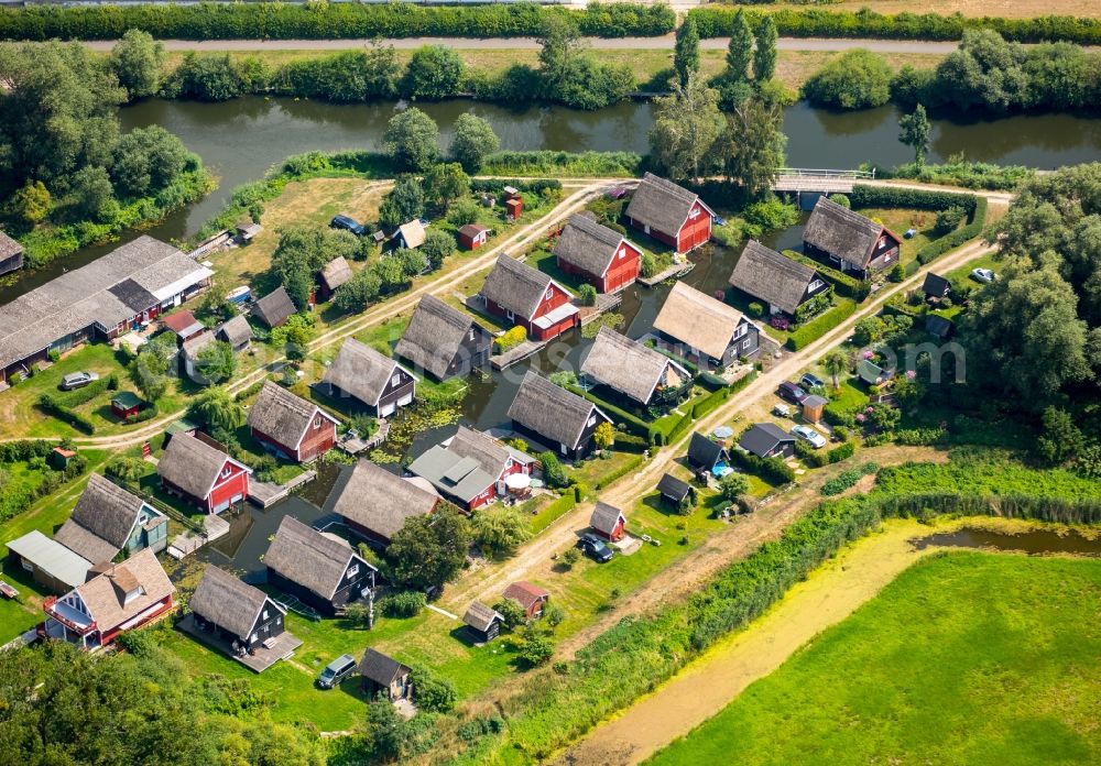 Malchin from the bird's eye view: Boat Houses with gardens on the banks of the Peene - sewer in Malchin in the state Mecklenburg - Western Pomerania