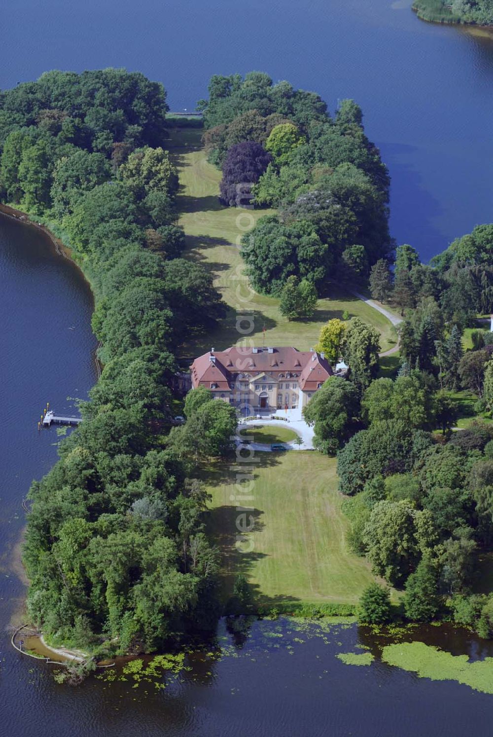 Berlin from above - Die Borsig-Villa Reiherwerder ist ein ehemaliges Landhaus der Berliner Unternehmer-Familie Borsig. Es liegt auf der Halbinsel Reiherwerder auf der Nordwestseite des zum Berliner Bezirk Reinickendorf gehörenden Tegeler Sees. Es gehört heute zusammen mit den benachbarten Gebäuden zum Gelände der Akademie Auswärtiger Dienst des Auswärtigen Amts, wo seit Anfang 2006 alle Angehörigen des mittleren, gehobenen und höheren Auswärtigen Dienstes ausgebildet werden. Die Villa selbst dient als Gästehaus des deutschen Außenministeriums.