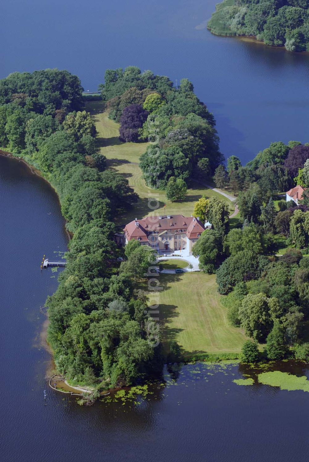 Berlin from the bird's eye view: Die Borsig-Villa Reiherwerder ist ein ehemaliges Landhaus der Berliner Unternehmer-Familie Borsig. Es liegt auf der Halbinsel Reiherwerder auf der Nordwestseite des zum Berliner Bezirk Reinickendorf gehörenden Tegeler Sees. Es gehört heute zusammen mit den benachbarten Gebäuden zum Gelände der Akademie Auswärtiger Dienst des Auswärtigen Amts, wo seit Anfang 2006 alle Angehörigen des mittleren, gehobenen und höheren Auswärtigen Dienstes ausgebildet werden. Die Villa selbst dient als Gästehaus des deutschen Außenministeriums.