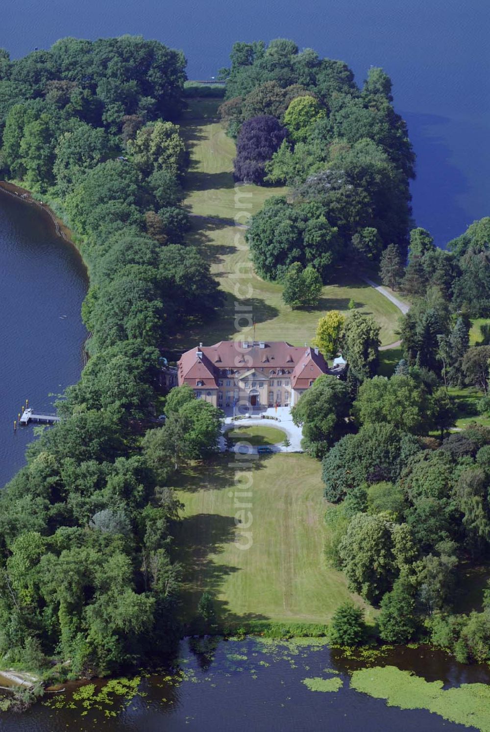 Aerial image Berlin - Die Borsig-Villa Reiherwerder ist ein ehemaliges Landhaus der Berliner Unternehmer-Familie Borsig. Es liegt auf der Halbinsel Reiherwerder auf der Nordwestseite des zum Berliner Bezirk Reinickendorf gehörenden Tegeler Sees. Es gehört heute zusammen mit den benachbarten Gebäuden zum Gelände der Akademie Auswärtiger Dienst des Auswärtigen Amts, wo seit Anfang 2006 alle Angehörigen des mittleren, gehobenen und höheren Auswärtigen Dienstes ausgebildet werden. Die Villa selbst dient als Gästehaus des deutschen Außenministeriums.