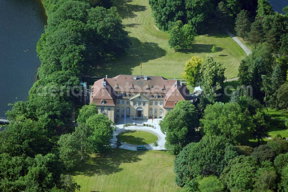 Aerial photograph Berlin - Die Borsig-Villa Reiherwerder ist ein ehemaliges Landhaus der Berliner Unternehmer-Familie Borsig. Es liegt auf der Halbinsel Reiherwerder auf der Nordwestseite des zum Berliner Bezirk Reinickendorf gehörenden Tegeler Sees. Es gehört heute zusammen mit den benachbarten Gebäuden zum Gelände der Akademie Auswärtiger Dienst des Auswärtigen Amts, wo seit Anfang 2006 alle Angehörigen des mittleren, gehobenen und höheren Auswärtigen Dienstes ausgebildet werden. Die Villa selbst dient als Gästehaus des deutschen Außenministeriums.