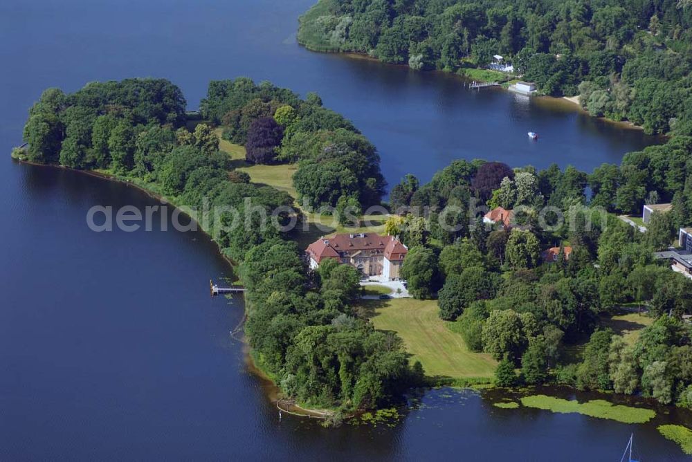 Berlin from the bird's eye view: Die Borsig-Villa Reiherwerder ist ein ehemaliges Landhaus der Berliner Unternehmer-Familie Borsig. Es liegt auf der Halbinsel Reiherwerder auf der Nordwestseite des zum Berliner Bezirk Reinickendorf gehörenden Tegeler Sees. Es gehört heute zusammen mit den benachbarten Gebäuden zum Gelände der Akademie Auswärtiger Dienst des Auswärtigen Amts, wo seit Anfang 2006 alle Angehörigen des mittleren, gehobenen und höheren Auswärtigen Dienstes ausgebildet werden. Die Villa selbst dient als Gästehaus des deutschen Außenministeriums.