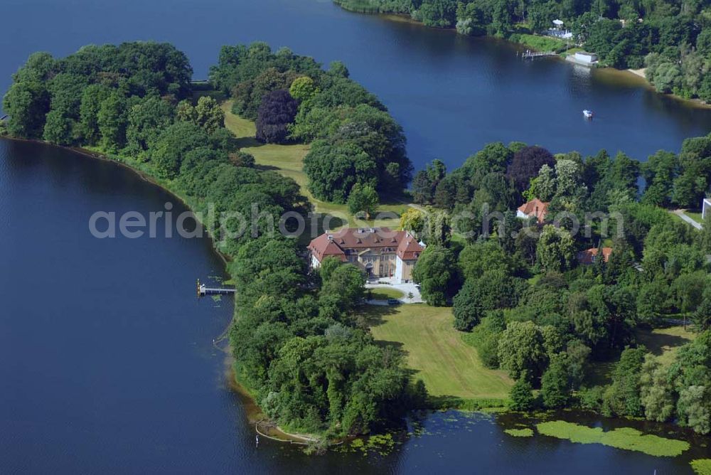 Aerial image Berlin - Die Borsig-Villa Reiherwerder ist ein ehemaliges Landhaus der Berliner Unternehmer-Familie Borsig. Es liegt auf der Halbinsel Reiherwerder auf der Nordwestseite des zum Berliner Bezirk Reinickendorf gehörenden Tegeler Sees. Es gehört heute zusammen mit den benachbarten Gebäuden zum Gelände der Akademie Auswärtiger Dienst des Auswärtigen Amts, wo seit Anfang 2006 alle Angehörigen des mittleren, gehobenen und höheren Auswärtigen Dienstes ausgebildet werden. Die Villa selbst dient als Gästehaus des deutschen Außenministeriums.