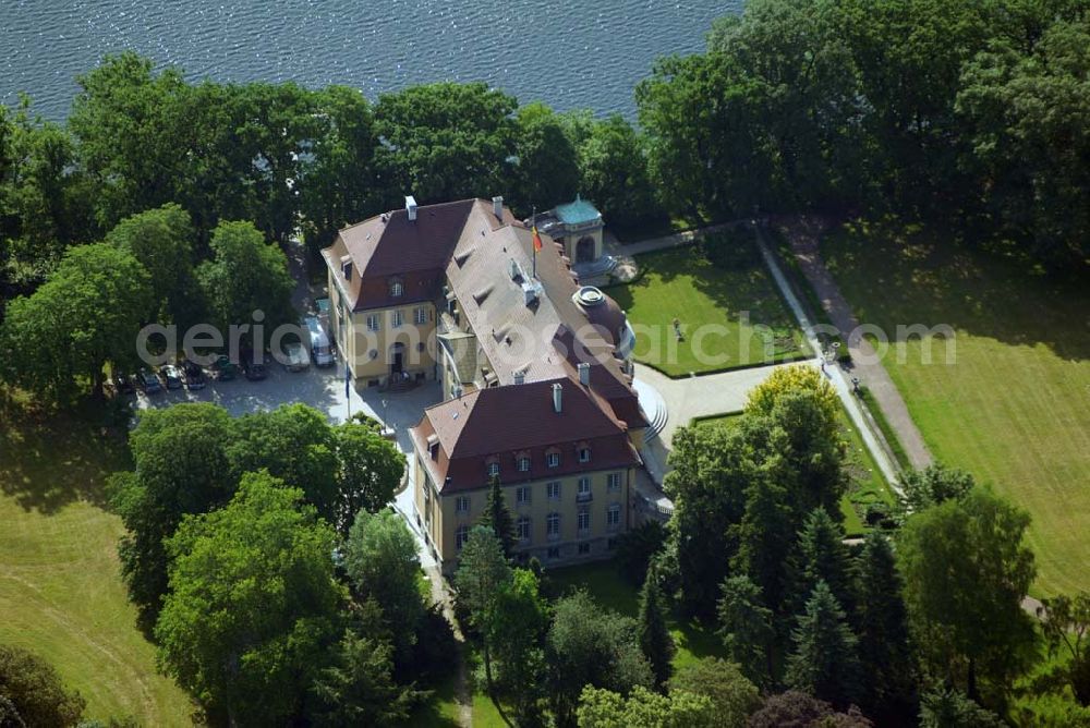 Aerial photograph Berlin - Die Borsig-Villa Reiherwerder ist ein ehemaliges Landhaus der Berliner Unternehmer-Familie Borsig. Es liegt auf der Halbinsel Reiherwerder auf der Nordwestseite des zum Berliner Bezirk Reinickendorf gehörenden Tegeler Sees. Es gehört heute zusammen mit den benachbarten Gebäuden zum Gelände der Akademie Auswärtiger Dienst des Auswärtigen Amts, wo seit Anfang 2006 alle Angehörigen des mittleren, gehobenen und höheren Auswärtigen Dienstes ausgebildet werden. Die Villa selbst dient als Gästehaus des deutschen Außenministeriums.