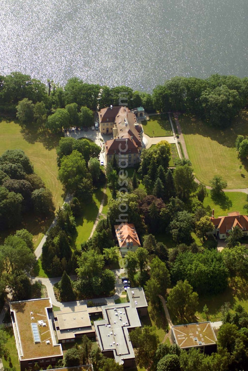 Berlin from above - Die Borsig-Villa Reiherwerder ist ein ehemaliges Landhaus der Berliner Unternehmer-Familie Borsig. Es liegt auf der Halbinsel Reiherwerder auf der Nordwestseite des zum Berliner Bezirk Reinickendorf gehörenden Tegeler Sees. Es gehört heute zusammen mit den benachbarten Gebäuden zum Gelände der Akademie Auswärtiger Dienst des Auswärtigen Amts, wo seit Anfang 2006 alle Angehörigen des mittleren, gehobenen und höheren Auswärtigen Dienstes ausgebildet werden. Die Villa selbst dient als Gästehaus des deutschen Außenministeriums.