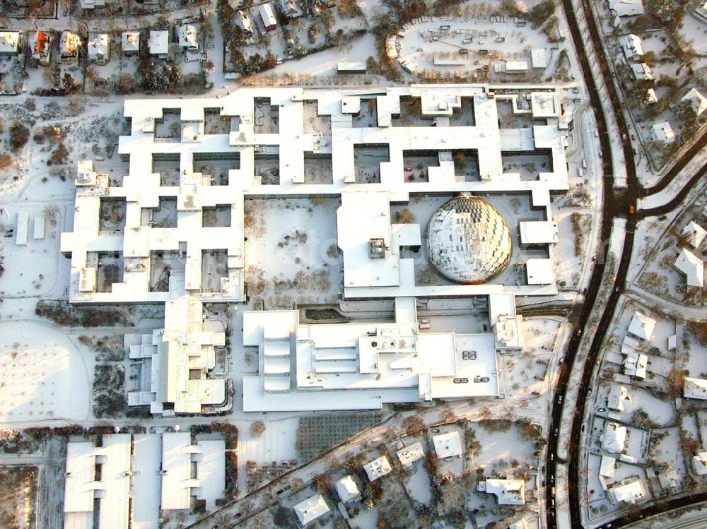 Berlin from the bird's eye view: Berlin - Dahlem; Winterstimmung auf dem Gelände des Neubaus der Philologischen Bibliothek der FU Berlin Dahlem, Architekt: Lord Norman Foster, Fläche (Hauptnutzfläche): Philologische Bibliothek 6.300 qm HNF, Institute 9.300 qm HNF, Stellkapazität für Bücher: 1.900 lfdm, Doppelregale (bei 30 Bde pro lfdm. = ca. 690.000 Bände)