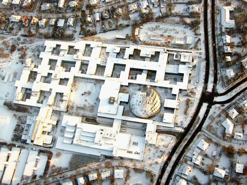 Aerial image Berlin - Berlin - Dahlem; Winterstimmung auf dem Gelände des Neubaus der Philologischen Bibliothek der FU Berlin Dahlem, Architekt: Lord Norman Foster, Fläche (Hauptnutzfläche): Philologische Bibliothek 6.300 qm HNF, Institute 9.300 qm HNF, Stellkapazität für Bücher: 1.900 lfdm, Doppelregale (bei 30 Bde pro lfdm. = ca. 690.000 Bände)