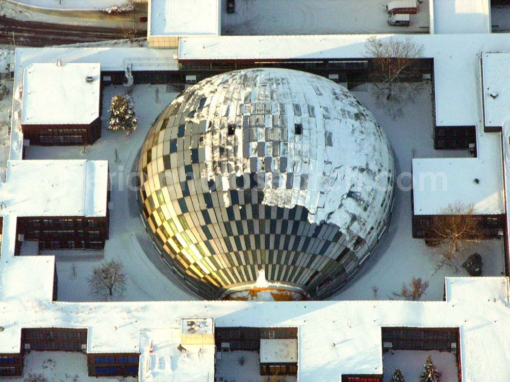 Berlin from the bird's eye view: Berlin - Dahlem; Winterstimmung auf dem Gelände des Neubaus der Philologischen Bibliothek der FU Berlin Dahlem, Architekt: Lord Norman Foster, Fläche (Hauptnutzfläche): Philologische Bibliothek 6.300 qm HNF, Institute 9.300 qm HNF, Stellkapazität für Bücher: 1.900 lfdm, Doppelregale (bei 30 Bde pro lfdm. = ca. 690.000 Bände)