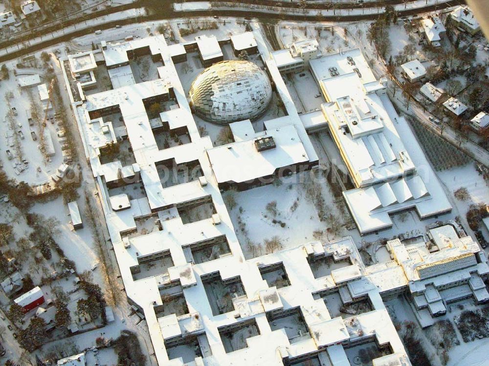 Aerial photograph Berlin - Berlin - Dahlem; Winterstimmung auf dem Gelände des Neubaus der Philologischen Bibliothek der FU Berlin Dahlem, Architekt: Lord Norman Foster, Fläche (Hauptnutzfläche): Philologische Bibliothek 6.300 qm HNF, Institute 9.300 qm HNF, Stellkapazität für Bücher: 1.900 lfdm, Doppelregale (bei 30 Bde pro lfdm. = ca. 690.000 Bände)