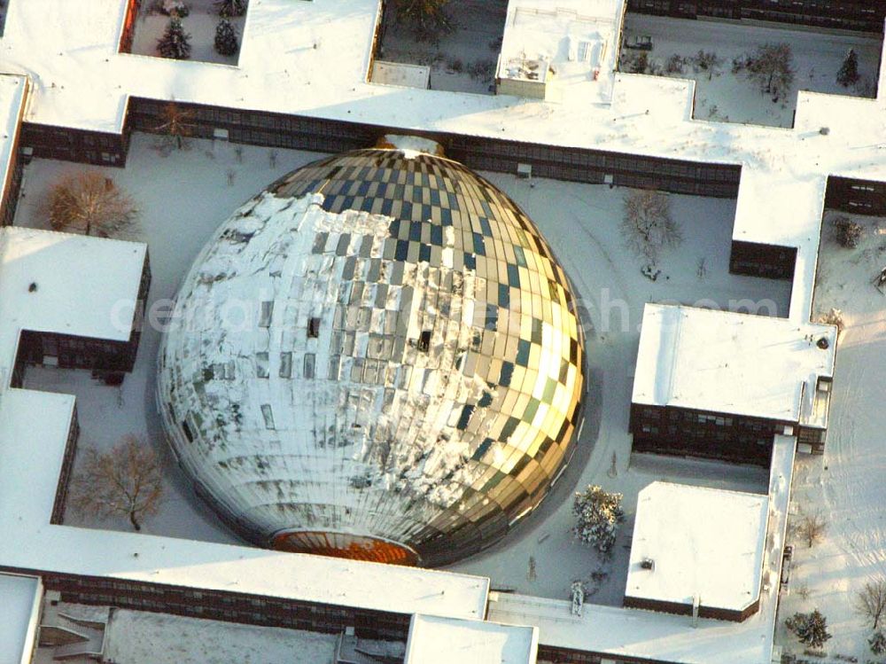 Aerial image Berlin - Berlin - Dahlem; Winterstimmung auf dem Gelände des Neubaus der Philologischen Bibliothek der FU Berlin Dahlem, Architekt: Lord Norman Foster, Fläche (Hauptnutzfläche): Philologische Bibliothek 6.300 qm HNF, Institute 9.300 qm HNF, Stellkapazität für Bücher: 1.900 lfdm, Doppelregale (bei 30 Bde pro lfdm. = ca. 690.000 Bände)