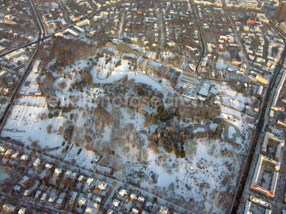 Aerial image Berlin / Dahlem - Berlin - Dahlem; Winterstimmung am Botanischen Garten. Der Garten umfasst ein Fläche von 43 ha und gehört zuden größten Botanischen Gärten der Welt. Er besitzt rund 22.000 verschiedene Pflanzenarten und seine Gewächshäuser umfassen eine Fläche von 6000 qm. Botanischer Garten und Botanisches Museum, Berlin-Dahlem (BGBM), Zentraleinrichtung der Freien Universität Berlin, Königin-Luise-Str. 6-8, 14191 Berlin, Tel.: (+4930) 838-50100, Info-Tel.: (+4930) 838-50027, Fax: (+4930) 838-50186