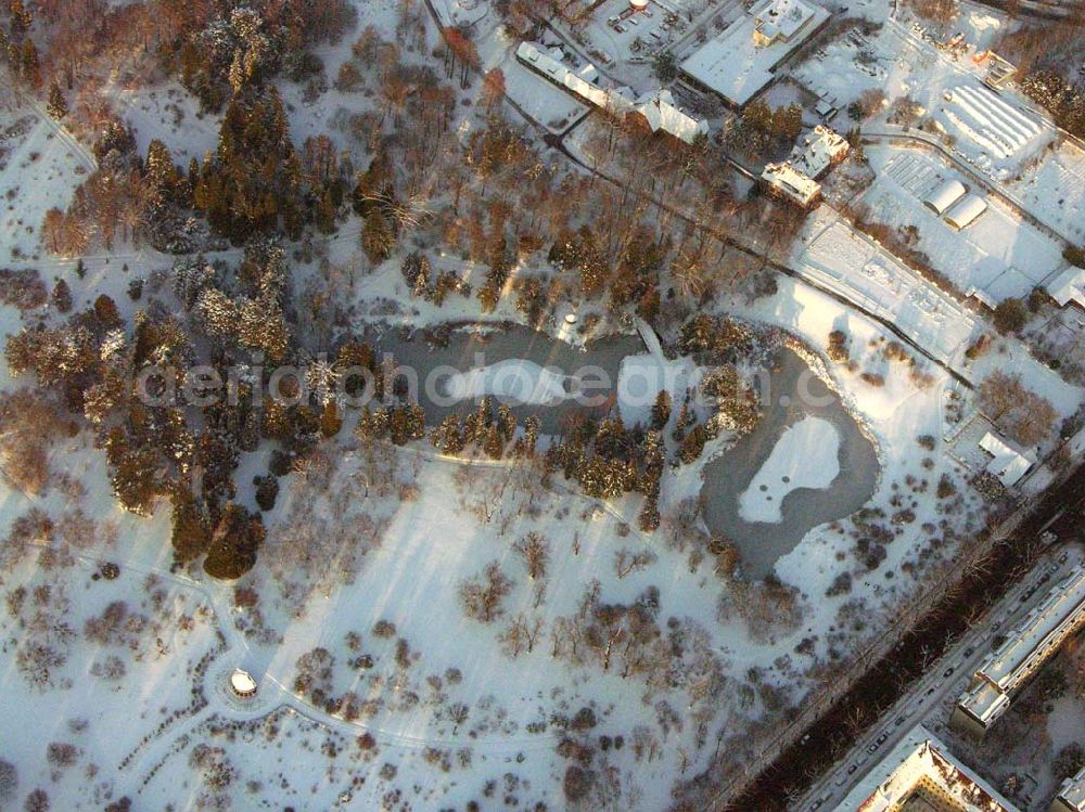 Aerial photograph Berlin / Dahlem - Berlin - Dahlem; Winterstimmung am Botanischen Garten. Der Garten umfasst ein Fläche von 43 ha und gehört zuden größten Botanischen Gärten der Welt. Er besitzt rund 22.000 verschiedene Pflanzenarten und seine Gewächshäuser umfassen eine Fläche von 6000 qm. Botanischer Garten und Botanisches Museum, Berlin-Dahlem (BGBM), Zentraleinrichtung der Freien Universität Berlin, Königin-Luise-Str. 6-8, 14191 Berlin, Tel.: (+4930) 838-50100, Info-Tel.: (+4930) 838-50027, Fax: (+4930) 838-50186