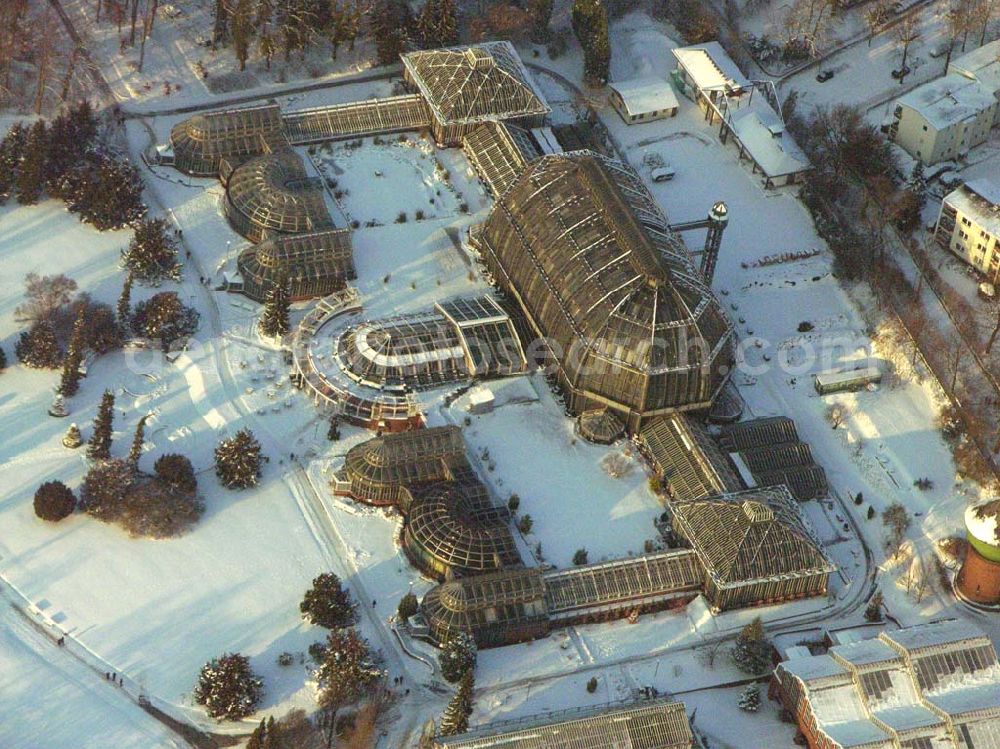 Berlin / Dahlem from above - Berlin - Dahlem; Winterstimmung am Botanischen Garten. Der Garten umfasst ein Fläche von 43 ha und gehört zuden größten Botanischen Gärten der Welt. Er besitzt rund 22.000 verschiedene Pflanzenarten und seine Gewächshäuser umfassen eine Fläche von 6000 qm. Botanischer Garten und Botanisches Museum, Berlin-Dahlem (BGBM), Zentraleinrichtung der Freien Universität Berlin, Königin-Luise-Str. 6-8, 14191 Berlin, Tel.: (+4930) 838-50100, Info-Tel.: (+4930) 838-50027, Fax: (+4930) 838-50186