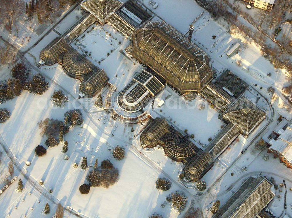 Berlin / Dahlem from above - Berlin - Dahlem; Winterstimmung am Botanischen Garten. Der Garten umfasst ein Fläche von 43 ha und gehört zuden größten Botanischen Gärten der Welt. Er besitzt rund 22.000 verschiedene Pflanzenarten und seine Gewächshäuser umfassen eine Fläche von 6000 qm. Botanischer Garten und Botanisches Museum, Berlin-Dahlem (BGBM), Zentraleinrichtung der Freien Universität Berlin, Königin-Luise-Str. 6-8, 14191 Berlin, Tel.: (+4930) 838-50100, Info-Tel.: (+4930) 838-50027, Fax: (+4930) 838-50186