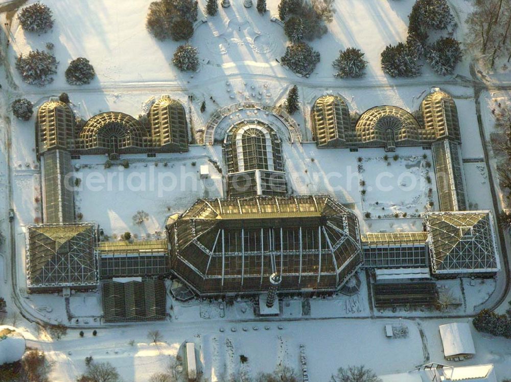 Aerial photograph Berlin / Dahlem - Berlin - Dahlem; Winterstimmung am Botanischen Garten. Der Garten umfasst ein Fläche von 43 ha und gehört zuden größten Botanischen Gärten der Welt. Er besitzt rund 22.000 verschiedene Pflanzenarten und seine Gewächshäuser umfassen eine Fläche von 6000 qm. Botanischer Garten und Botanisches Museum, Berlin-Dahlem (BGBM), Zentraleinrichtung der Freien Universität Berlin, Königin-Luise-Str. 6-8, 14191 Berlin, Tel.: (+4930) 838-50100, Info-Tel.: (+4930) 838-50027, Fax: (+4930) 838-50186