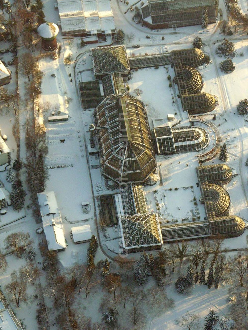 Berlin / Dahlem from the bird's eye view: Berlin - Dahlem; Winterstimmung am Botanischen Garten. Der Garten umfasst ein Fläche von 43 ha und gehört zuden größten Botanischen Gärten der Welt. Er besitzt rund 22.000 verschiedene Pflanzenarten und seine Gewächshäuser umfassen eine Fläche von 6000 qm. Botanischer Garten und Botanisches Museum, Berlin-Dahlem (BGBM), Zentraleinrichtung der Freien Universität Berlin, Königin-Luise-Str. 6-8, 14191 Berlin, Tel.: (+4930) 838-50100, Info-Tel.: (+4930) 838-50027, Fax: (+4930) 838-50186