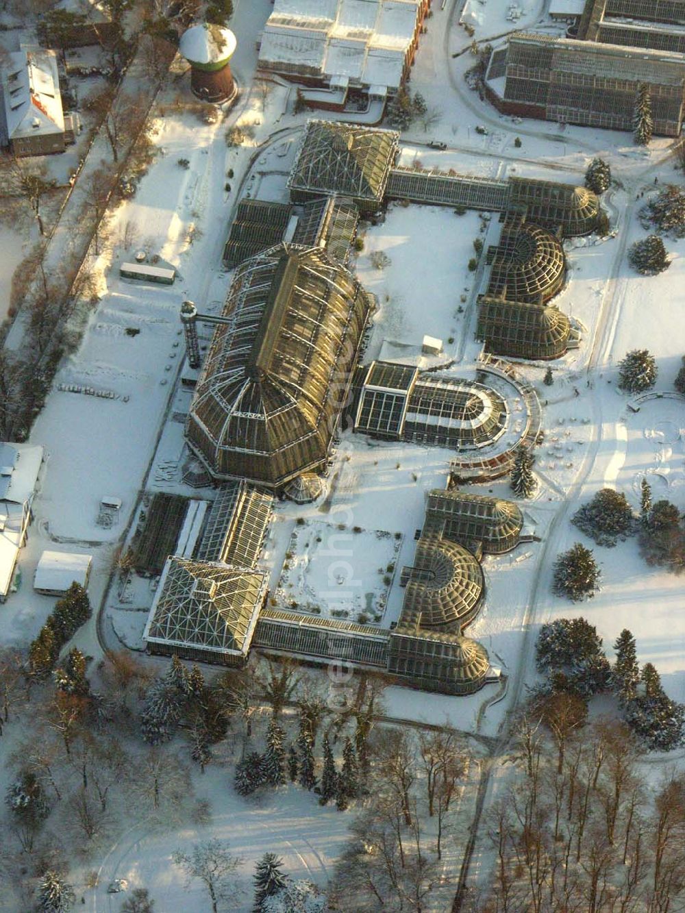 Aerial image Berlin / Dahlem - Berlin - Dahlem; Winterstimmung am Botanischen Garten. Der Garten umfasst ein Fläche von 43 ha und gehört zuden größten Botanischen Gärten der Welt. Er besitzt rund 22.000 verschiedene Pflanzenarten und seine Gewächshäuser umfassen eine Fläche von 6000 qm. Botanischer Garten und Botanisches Museum, Berlin-Dahlem (BGBM), Zentraleinrichtung der Freien Universität Berlin, Königin-Luise-Str. 6-8, 14191 Berlin, Tel.: (+4930) 838-50100, Info-Tel.: (+4930) 838-50027, Fax: (+4930) 838-50186