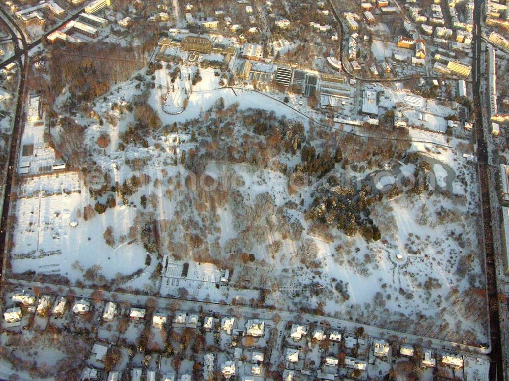 Aerial photograph Berlin / Dahlem - Berlin - Dahlem; Winterstimmung am Botanischen Garten. Der Garten umfasst ein Fläche von 43 ha und gehört zuden größten Botanischen Gärten der Welt. Er besitzt rund 22.000 verschiedene Pflanzenarten und seine Gewächshäuser umfassen eine Fläche von 6000 qm. Botanischer Garten und Botanisches Museum, Berlin-Dahlem (BGBM), Zentraleinrichtung der Freien Universität Berlin, Königin-Luise-Str. 6-8, 14191 Berlin, Tel.: (+4930) 838-50100, Info-Tel.: (+4930) 838-50027, Fax: (+4930) 838-50186