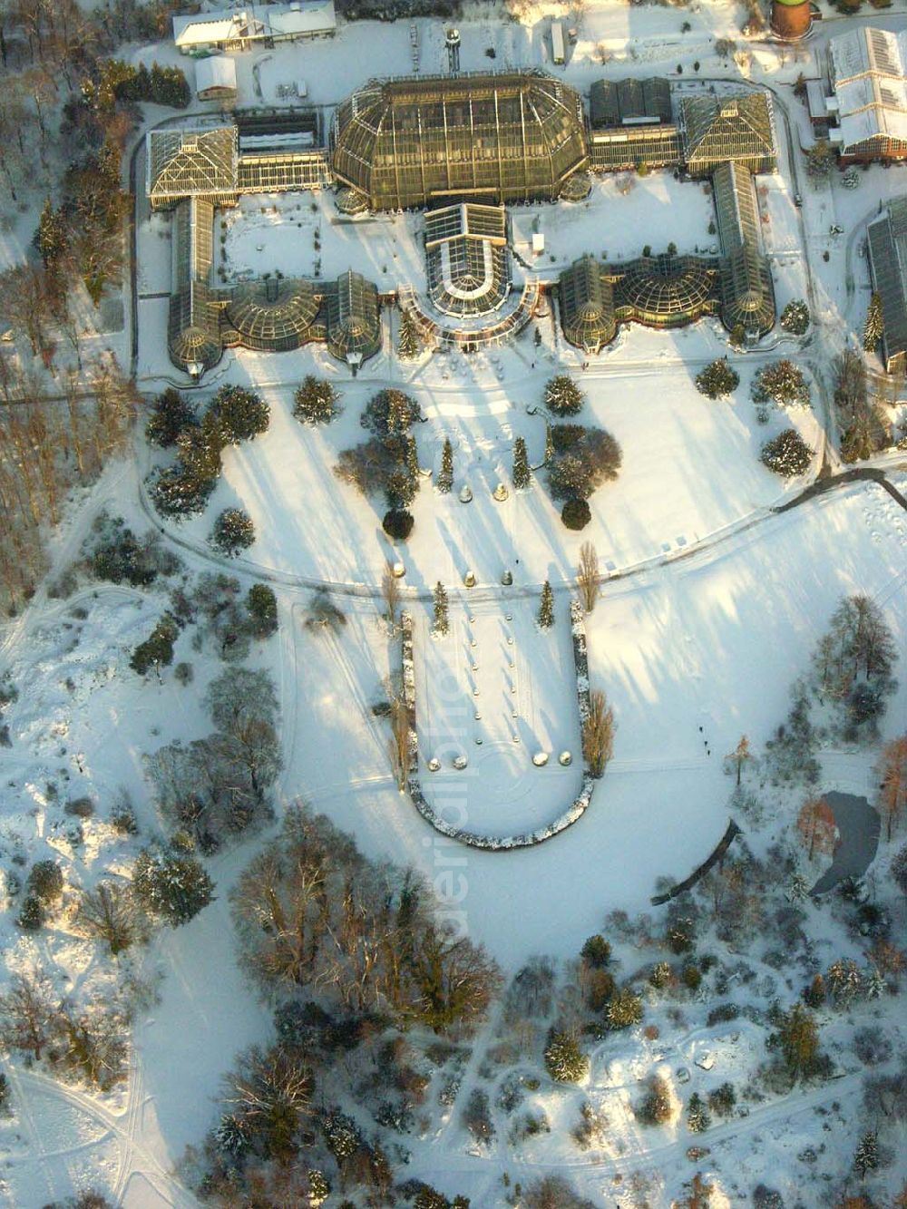 Berlin / Dahlem from above - Berlin - Dahlem; Winterstimmung am Botanischen Garten. Der Garten umfasst ein Fläche von 43 ha und gehört zuden größten Botanischen Gärten der Welt. Er besitzt rund 22.000 verschiedene Pflanzenarten und seine Gewächshäuser umfassen eine Fläche von 6000 qm. Botanischer Garten und Botanisches Museum, Berlin-Dahlem (BGBM), Zentraleinrichtung der Freien Universität Berlin, Königin-Luise-Str. 6-8, 14191 Berlin, Tel.: (+4930) 838-50100, Info-Tel.: (+4930) 838-50027, Fax: (+4930) 838-50186