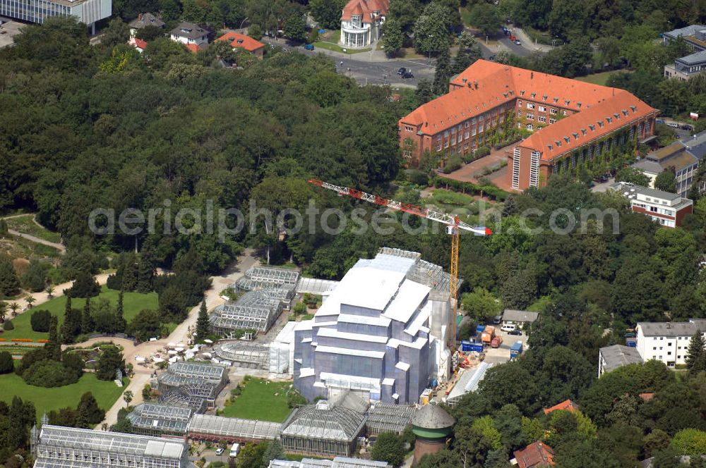 Berlin from above - Blick auf den Botanischen Garten in Berlin, während der Sanierungsarbeiten. Durch die Bauarbeiten sind währenddessen das Ausweichgewächshaus und auch das Überwinterungsgewächshaus nicht zugänglich. Mit 43 Hektar ist der Botanische Garten weltweit der drittgrößte seiner Art. Das Große Tropenhaus ist eines der größten frei tragenden Gewächshäuser der Welt. Organisatorisch gehört er zur Freien Universität. Als oberster Planer fungiert HAAS Architekten BDA aus Berlin. Kontakt: Haas-Architekten,