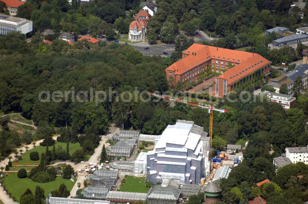 Berlin from the bird's eye view: Blick auf den Botanischen Garten in Berlin, während der Sanierungsarbeiten. Durch die Bauarbeiten sind währenddessen das Ausweichgewächshaus und auch das Überwinterungsgewächshaus nicht zugänglich. Mit 43 Hektar ist der Botanische Garten weltweit der drittgrößte seiner Art. Das Große Tropenhaus ist eines der größten frei tragenden Gewächshäuser der Welt. Organisatorisch gehört er zur Freien Universität. Als oberster Planer fungiert HAAS Architekten BDA aus Berlin. Kontakt: Haas-Architekten,