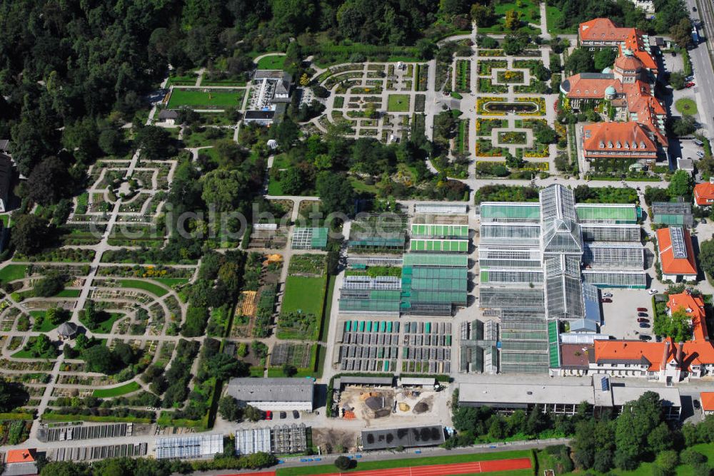 Aerial photograph München - Blick auf den Botanischen Garten in München-Nymphenburg. Der Botanische Garten München-Nymphenburg, mit einer Fläche von 22 ha und über 400.000 Besuchern im Jahr, gehört zu den bedeutendsten Botanischen Gärten der Welt. Rund 14.000 Pflanzenarten werden dort kultiviert. In den über 4.500 qm umfassenden Gewächshäusern können die Besucher sich auf botanische Reise in feuchttropische Gebiete, kühltropische Bergwälder oder heiße Wüsten begeben. Zusammen mit seiner Außenstation, dem Alpengarten am Schachen (1850 m), stellt er eine unentbehrliche Materialgrundlage für die Forschung dar. Er dient der Aus- und Weiterbildung, unter an derem von Gärtnerlehrlingen und von Studenten der Ludwig-Maximilians-Universität. Vom Botanischen Garten führt auch ein direkter Durchgang zum Nymphenburger Schlosspark und zum dort gelegenen Museum Mensch und Natur. Kontakt: Botanischer Garten München-Nymphenburg, Menzinger Str. 65, 80638 München, Tel.: 089/17861-310 (Sekretariat Verwaltung)