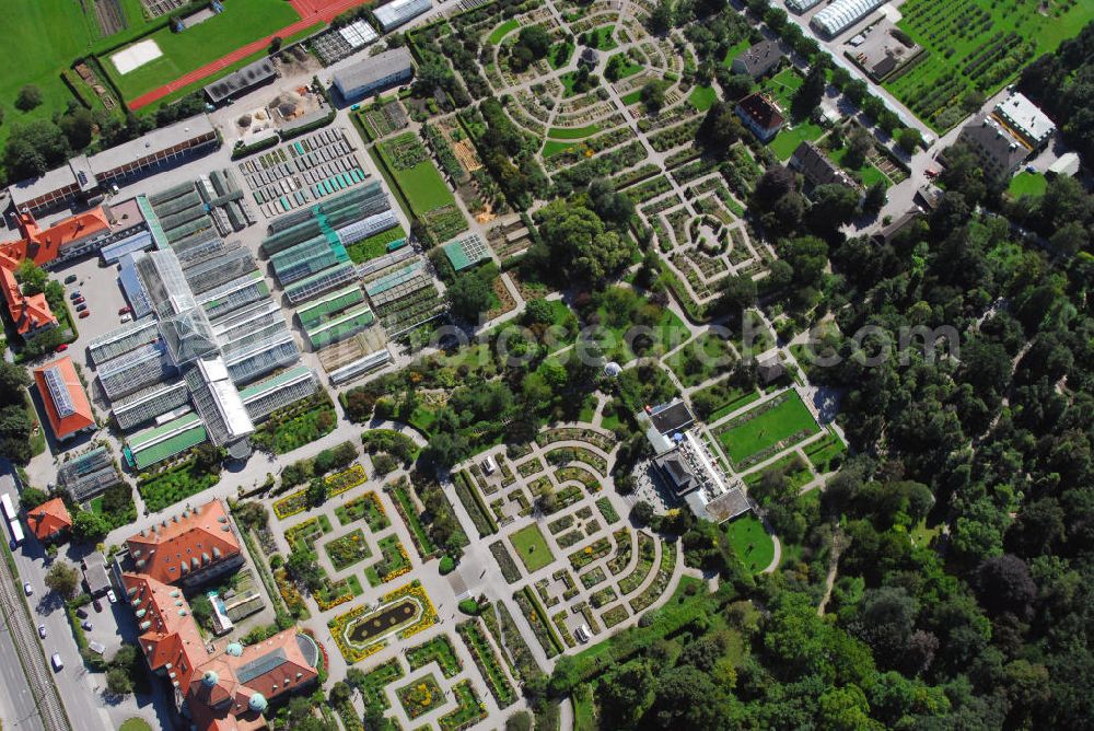 München from the bird's eye view: Blick auf den Botanischen Garten in München-Nymphenburg. Der Botanische Garten München-Nymphenburg, mit einer Fläche von 22 ha und über 400.000 Besuchern im Jahr, gehört zu den bedeutendsten Botanischen Gärten der Welt. Rund 14.000 Pflanzenarten werden dort kultiviert. In den über 4.500 qm umfassenden Gewächshäusern können die Besucher sich auf botanische Reise in feuchttropische Gebiete, kühltropische Bergwälder oder heiße Wüsten begeben. Zusammen mit seiner Außenstation, dem Alpengarten am Schachen (1850 m), stellt er eine unentbehrliche Materialgrundlage für die Forschung dar. Er dient der Aus- und Weiterbildung, unter an derem von Gärtnerlehrlingen und von Studenten der Ludwig-Maximilians-Universität. Vom Botanischen Garten führt auch ein direkter Durchgang zum Nymphenburger Schlosspark und zum dort gelegenen Museum Mensch und Natur. Kontakt: Botanischer Garten München-Nymphenburg, Menzinger Str. 65, 80638 München, Tel.: 089/17861-310 (Sekretariat Verwaltung)