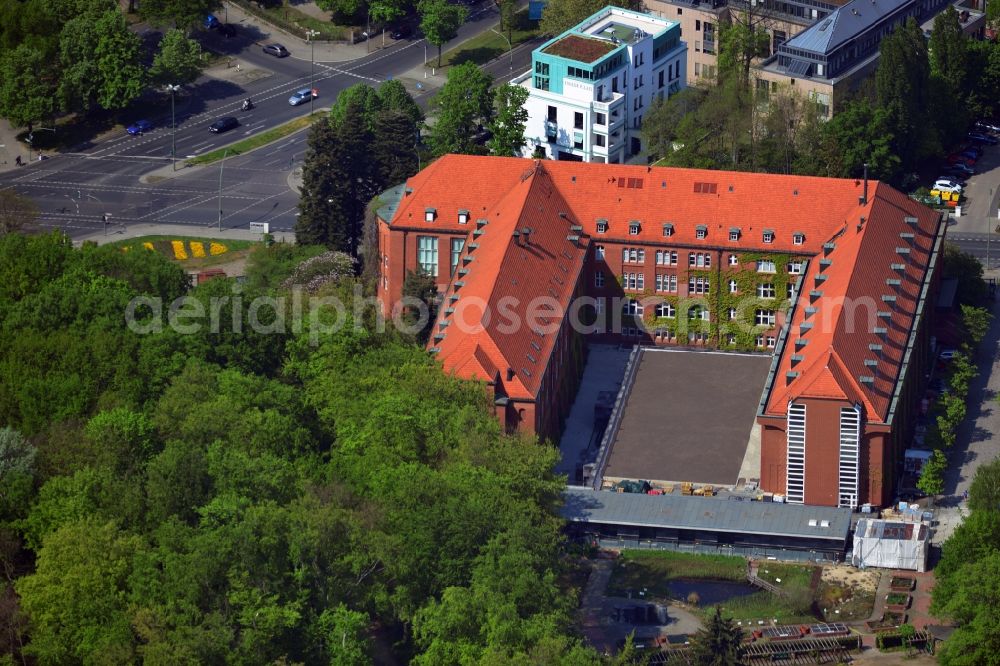 Aerial photograph Berlin - On Koenigin-Luise-Platz in the district of Dahlem Berlin is the Botanical Museum. The building, in which also the Botanische Club of Berlin and Brandenburg is based is part of the grounds of the botanical garden. Also seen in the picture is the Engler Palais, a residential and commercial property, which is rented by estate agency PERERA