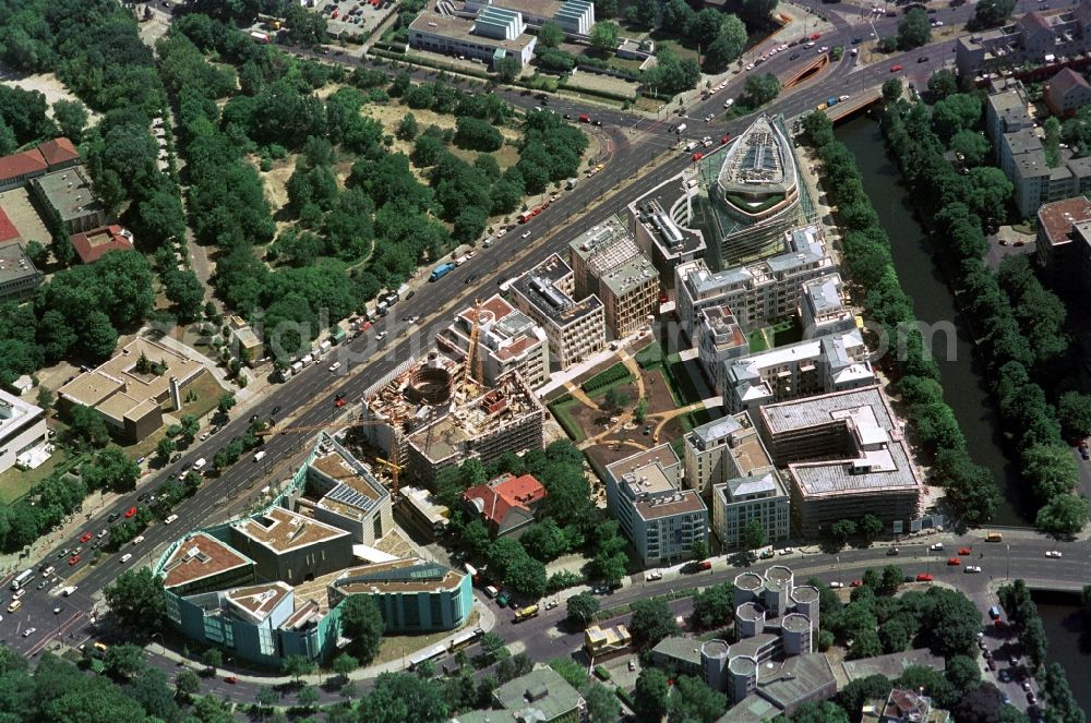 Berlin from the bird's eye view: In the embassy and business district Tiergarten triangle in Berlin-Tiergarten are among others the Felleshus and the CDU party headquarters. The Felleshus is the home of the Nordic Embassies of Denmark, Norway, Sweden, Iceland and Finland. At the small corner of the triangle is the Konrad-Adenauer-Haus, the party headquarters of the CDU, which was built by the architect offices Petzinka Pink and Partner