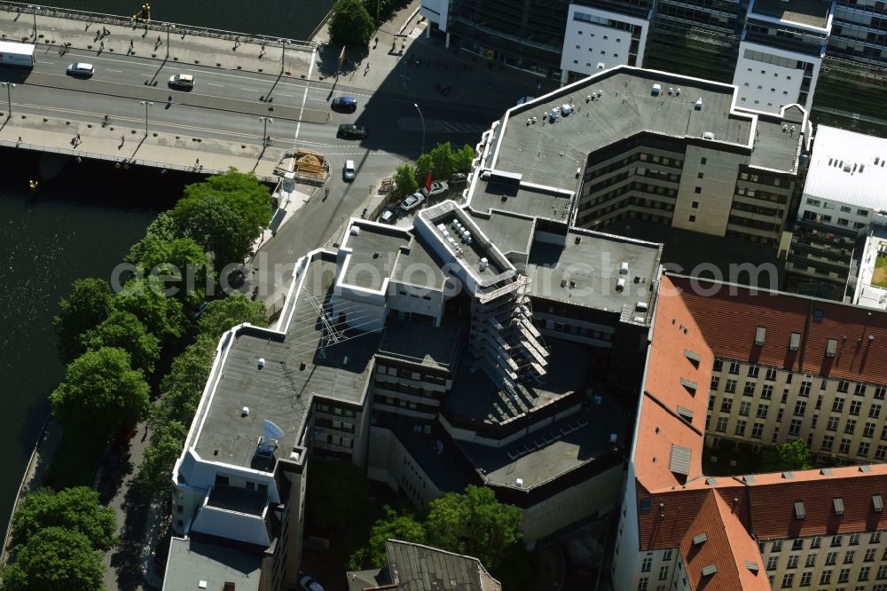 Aerial image Berlin - Embassy buildings and grounds of the Diplomatic Mission - Botschaft and Generalkonsulate of Volksrepublik China in of Bandesrepublik Deutschland on Maerkisches Ufer in the district Mitte in Berlin, Germany