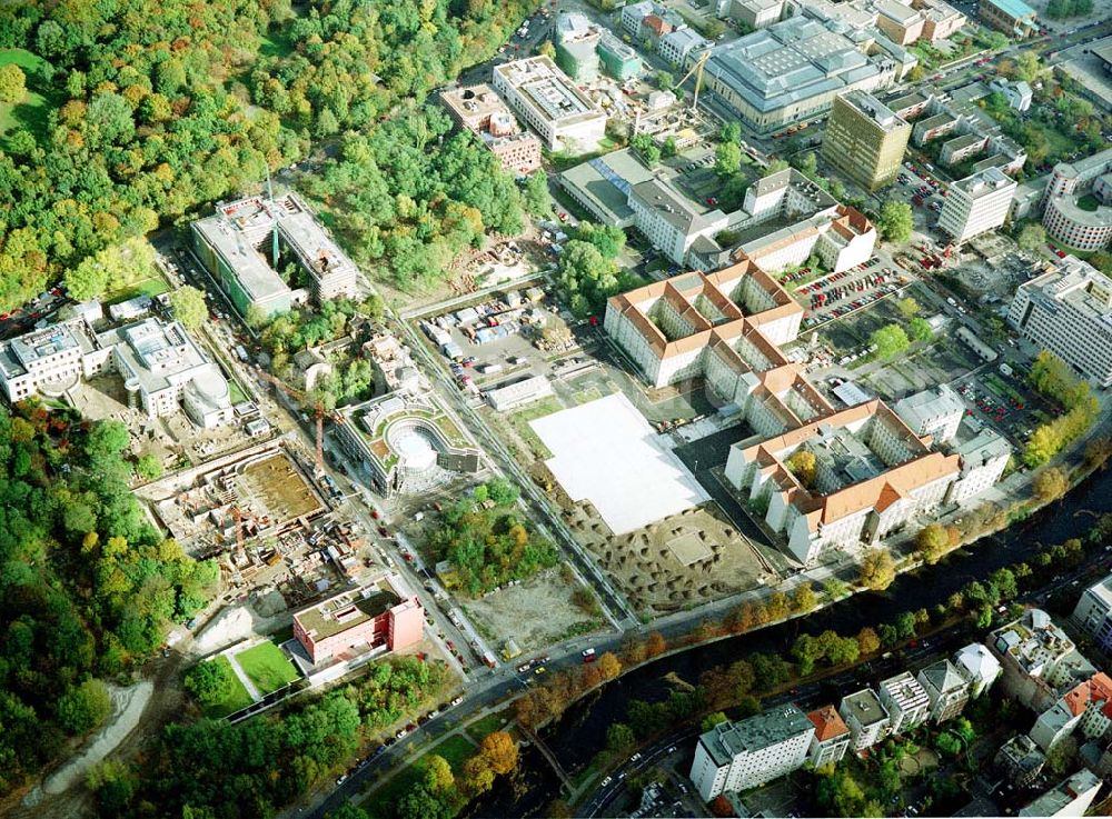 Berlin - Tiergarten from the bird's eye view: Botschafts- und Landesvertretungsneubauten am Verteidigungsministerium an der Tiergartenstraße in Berlin-Tiergarten.