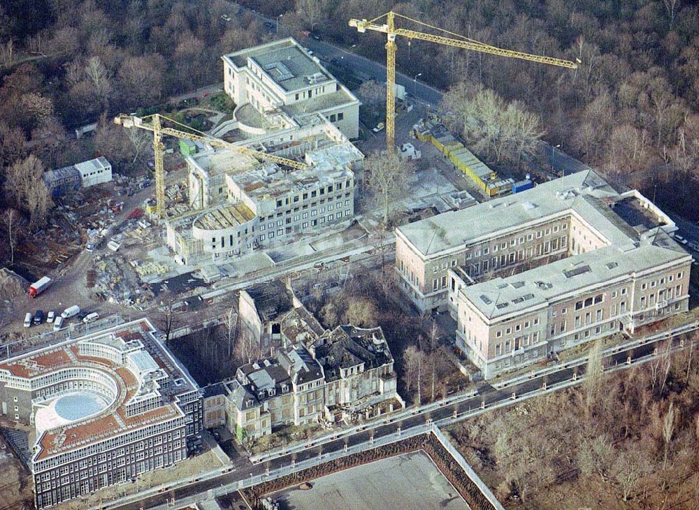 Berlin - Tiergarten from above - Botschaftsum - und Neubau an der Tiergartenstraße / Hiroshimastraße in Berlin - Tiergarten.