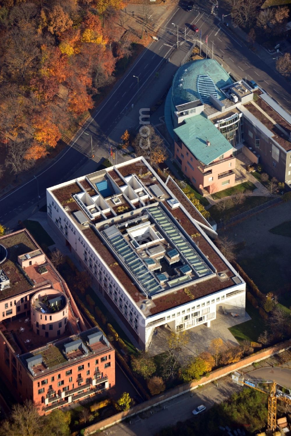 Berlin OT Tiergarten from the bird's eye view: Blick auf das Botschaftsviertel in Berlin im Bezirk Mitte im Ortsteil Tiergarten. Zu sehen sind die Indische Botschaft, die Landesvertretung Baden-Württemberg sowie die Österreichische Botschaft entlang der Tiergartenstraße.// View of the embassy area in Berlin in Mitte in the district Tiergarten.