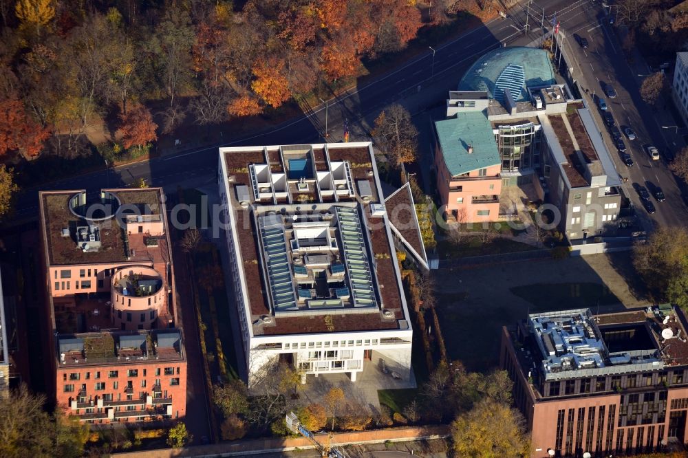 Aerial photograph Berlin OT Tiergarten - Blick auf das Botschaftsviertel in Berlin im Bezirk Mitte im Ortsteil Tiergarten. Zu sehen sind die Indische Botschaft, die Landesvertretung Baden-Württemberg sowie die Österreichische Botschaft entlang der Tiergartenstraße.// View of the embassy area in Berlin in Mitte in the district Tiergarten.