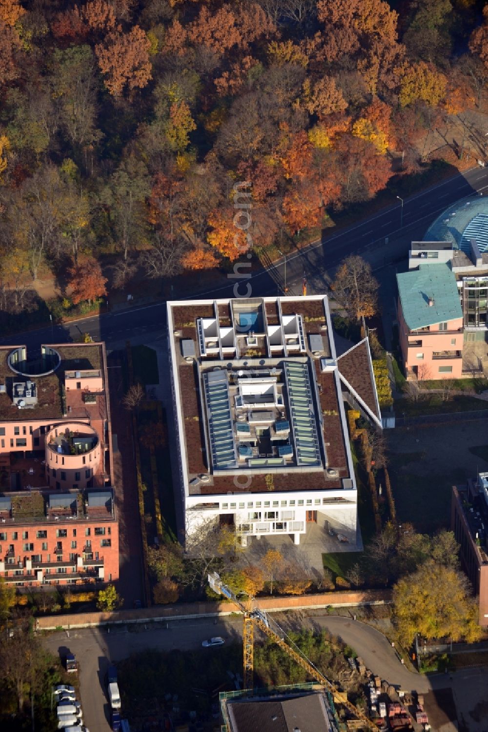 Berlin OT Tiergarten from above - Blick auf das Botschaftsviertel in Berlin im Bezirk Mitte im Ortsteil Tiergarten. Zu sehen sind die Indische Botschaft, die Landesvertretung Baden-Württemberg sowie die Österreichische Botschaft entlang der Tiergartenstraße.// View of the embassy area in Berlin in Mitte in the district Tiergarten.