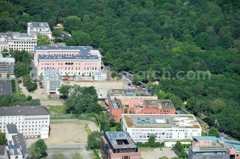 Berlin from the bird's eye view: Botschaftsviertel / Botschaften am Berliner Tiergarten entlang der Tiergartenstraße. Mit im Bild oberhalb des Kulturforums die Landesvertretung Baden-Würtemberg, die Botschaft der Republik Österreich, die Indische Botschaft; die Botschaft der Republik Südafrika; die Italienische Botschaft; die Japanische Botschaft. Embassy district / messages at the Berlin Tiergarten.