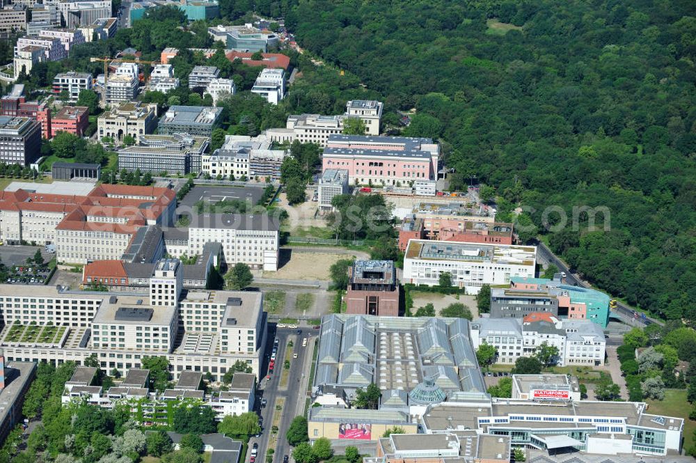 Aerial image Berlin - Botschaftsviertel / Botschaften am Berliner Tiergarten entlang der Tiergartenstraße. Mit im Bild oberhalb des Kulturforums die Landesvertretung Baden-Würtemberg, die Botschaft der Republik Österreich, die Indische Botschaft; die Botschaft der Republik Südafrika; die Italienische Botschaft; die Japanische Botschaft. Embassy district / messages at the Berlin Tiergarten.