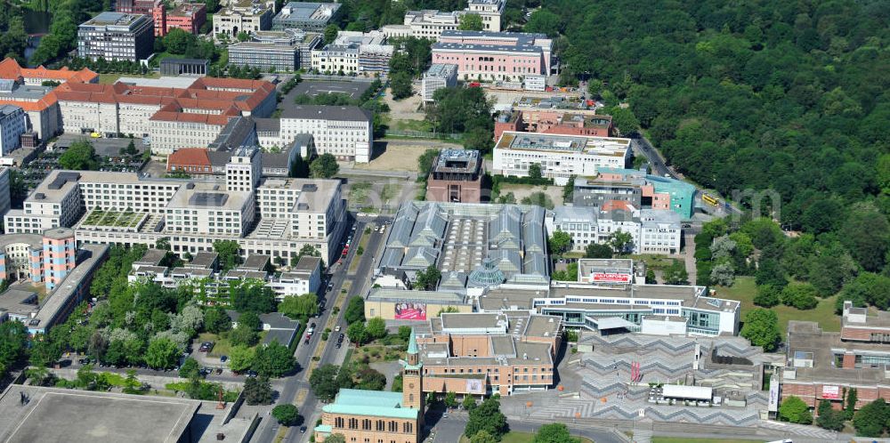 Aerial photograph Berlin - Botschaftsviertel / Botschaften am Berliner Tiergarten entlang der Tiergartenstraße. Mit im Bild oberhalb des Kulturforums die Landesvertretung Baden-Würtemberg, die Botschaft der Republik Österreich, die Indische Botschaft; die Botschaft der Republik Südafrika; die Italienische Botschaft; die Japanische Botschaft. Embassy district / messages at the Berlin Tiergarten.