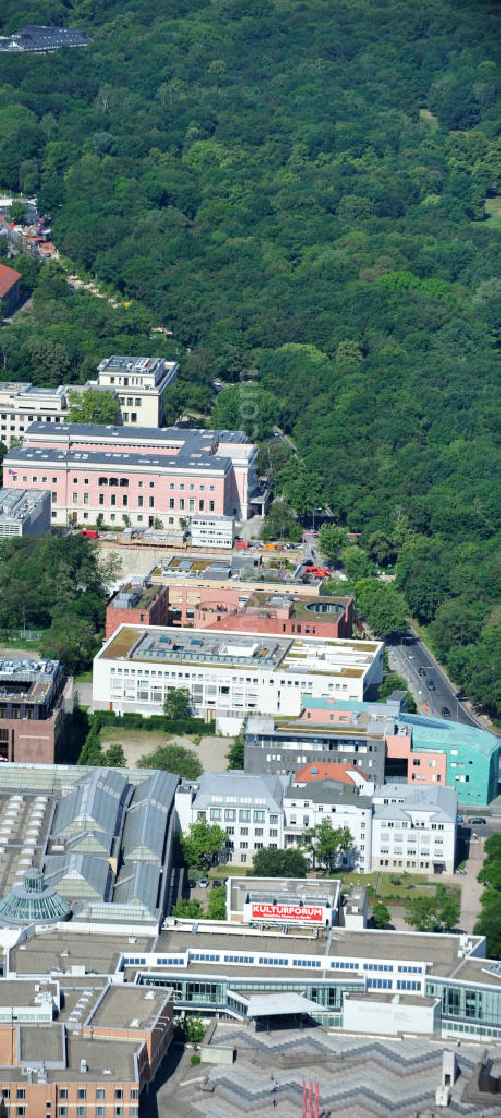 Berlin from above - Botschaftsviertel / Botschaften am Berliner Tiergarten entlang der Tiergartenstraße. Mit im Bild oberhalb des Kulturforums die Landesvertretung Baden-Würtemberg, die Botschaft der Republik Österreich, die Indische Botschaft; die Botschaft der Republik Südafrika; die Italienische Botschaft; die Japanische Botschaft. Embassy district / messages at the Berlin Tiergarten.