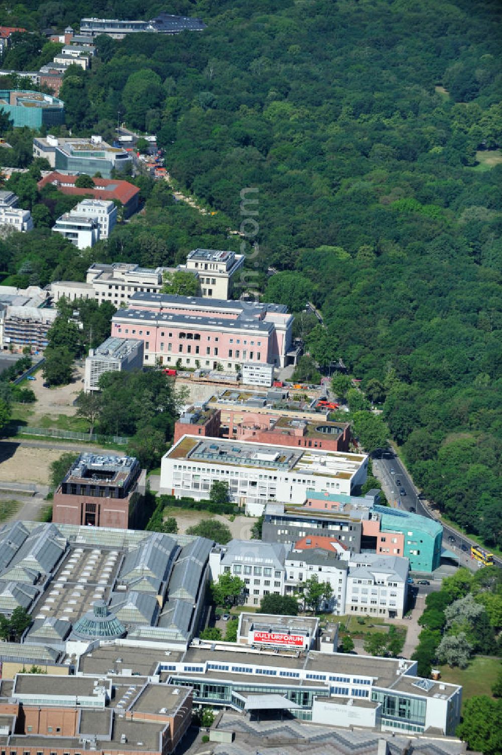 Berlin from the bird's eye view: Botschaftsviertel / Botschaften am Berliner Tiergarten entlang der Tiergartenstraße. Mit im Bild oberhalb des Kulturforums die Landesvertretung Baden-Würtemberg, die Botschaft der Republik Österreich, die Indische Botschaft; die Botschaft der Republik Südafrika; die Italienische Botschaft; die Japanische Botschaft. Embassy district / messages at the Berlin Tiergarten.