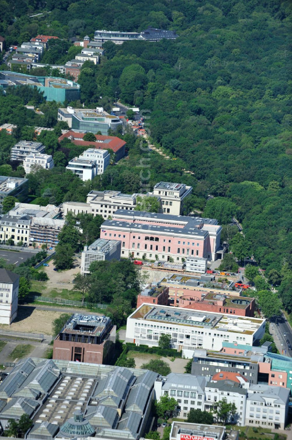 Aerial image Berlin - Botschaftsviertel / Botschaften am Berliner Tiergarten entlang der Tiergartenstraße. Mit im Bild oberhalb des Kulturforums die Landesvertretung Baden-Würtemberg, die Botschaft der Republik Österreich, die Indische Botschaft; die Botschaft der Republik Südafrika; die Italienische Botschaft; die Japanische Botschaft. Embassy district / messages at the Berlin Tiergarten.