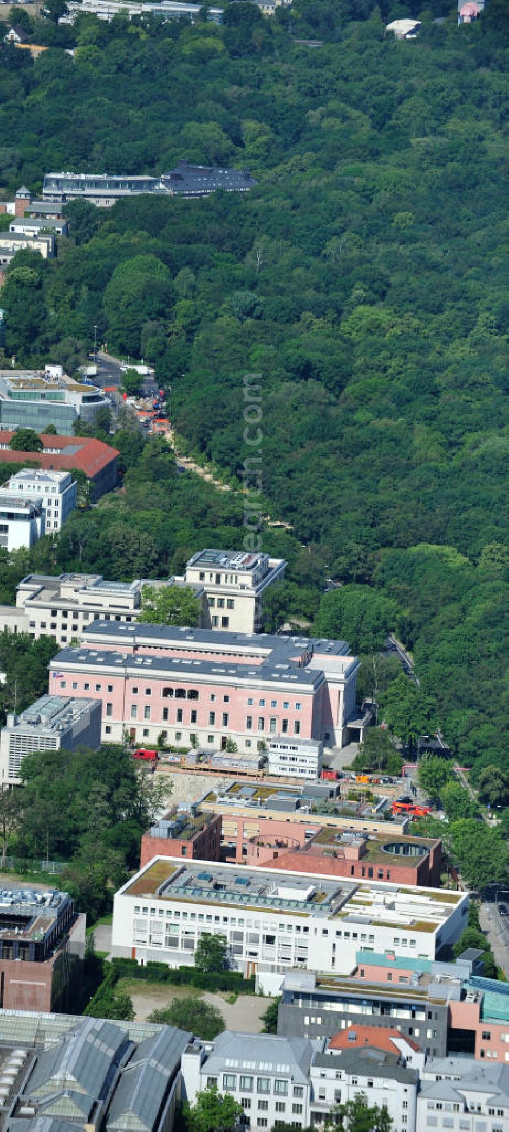 Aerial photograph Berlin - Botschaftsviertel / Botschaften am Berliner Tiergarten entlang der Tiergartenstraße. Mit im Bild oberhalb des Kulturforums die Landesvertretung Baden-Würtemberg, die Botschaft der Republik Österreich, die Indische Botschaft; die Botschaft der Republik Südafrika; die Italienische Botschaft; die Japanische Botschaft. Embassy district / messages at the Berlin Tiergarten.