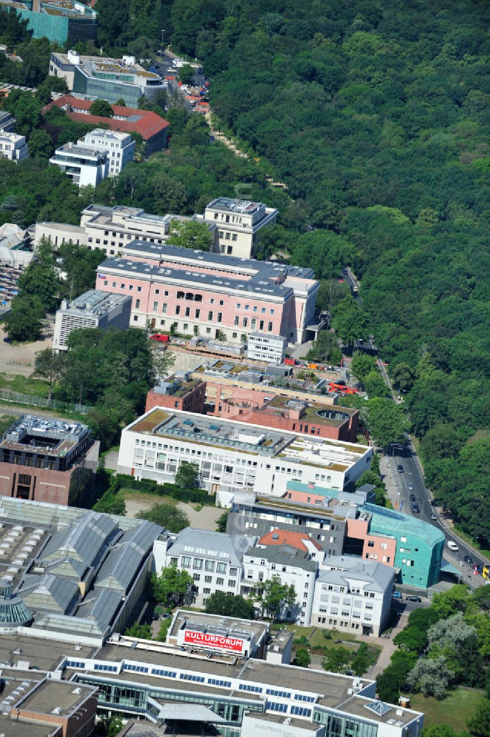 Berlin from above - Botschaftsviertel / Botschaften am Berliner Tiergarten entlang der Tiergartenstraße. Mit im Bild oberhalb des Kulturforums die Landesvertretung Baden-Würtemberg, die Botschaft der Republik Österreich, die Indische Botschaft; die Botschaft der Republik Südafrika; die Italienische Botschaft; die Japanische Botschaft. Embassy district / messages at the Berlin Tiergarten.