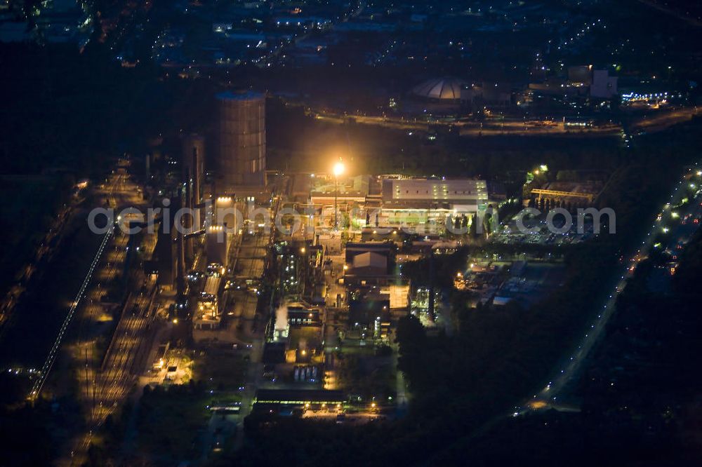 Bottrop from above - Nachtluftbild der Kokerei Prosper, sie ist eine Kokerei mit Standort Bottrop. Sie ist eine der drei in Betrieb befindlichen Kokereien im Ruhrgebiet. Die Kokerei Prosper ist die letzte Kokerei, die von der Nachfolgegesellschaft der Ruhrkohle AG - der RAG Deutsche Steinkohle AG - noch betrieben wird.