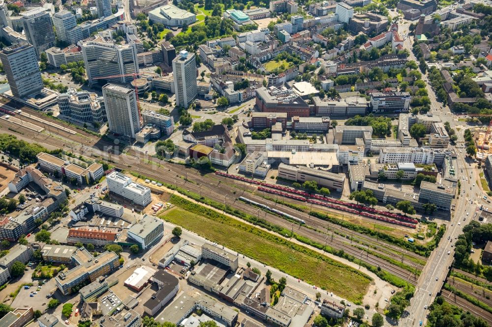 Aerial photograph Essen - Empty building lot on Hachestrasse in Essen in the state of North Rhine-Westphalia. The lot at railway tracks will contain hotels such as the Ghotel Hotel & Living